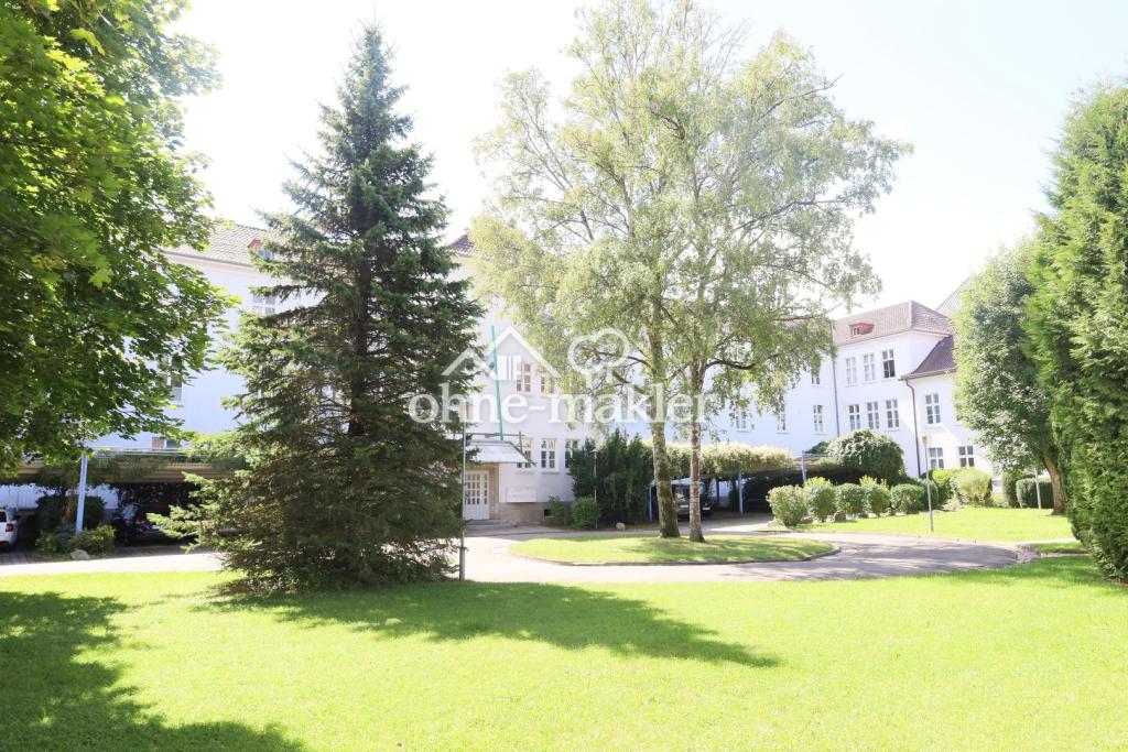 Vorplatz und Gebäudeeingang
