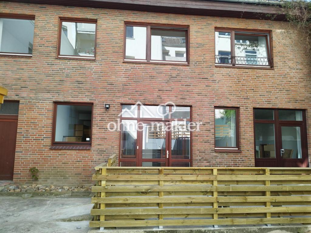 Hausfront mit Terrasse
