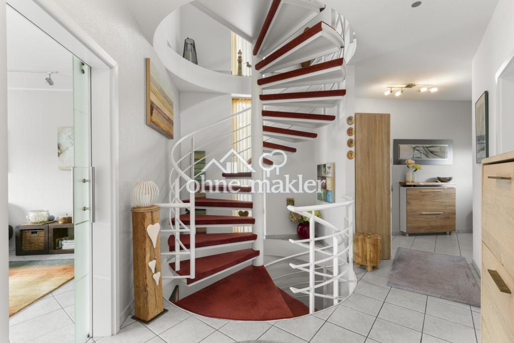 Diele, breite Wendeltreppe