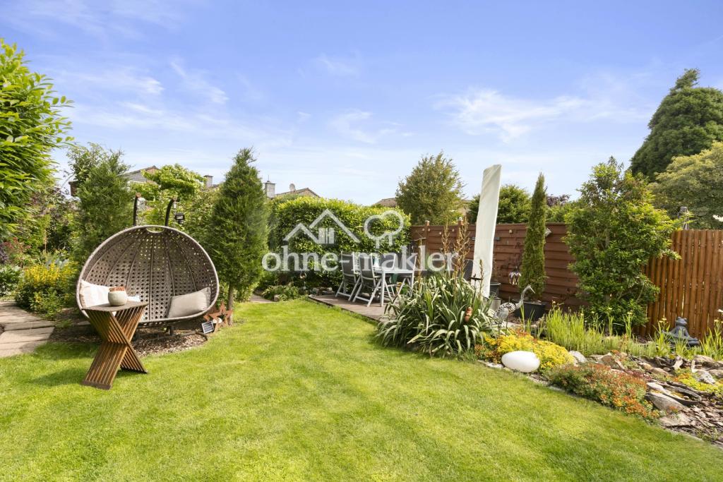 Garten mit Holzterrasse
