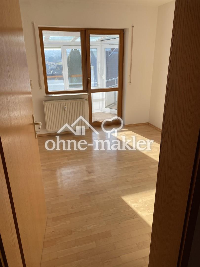 Ki. Zimmer zum Balkon