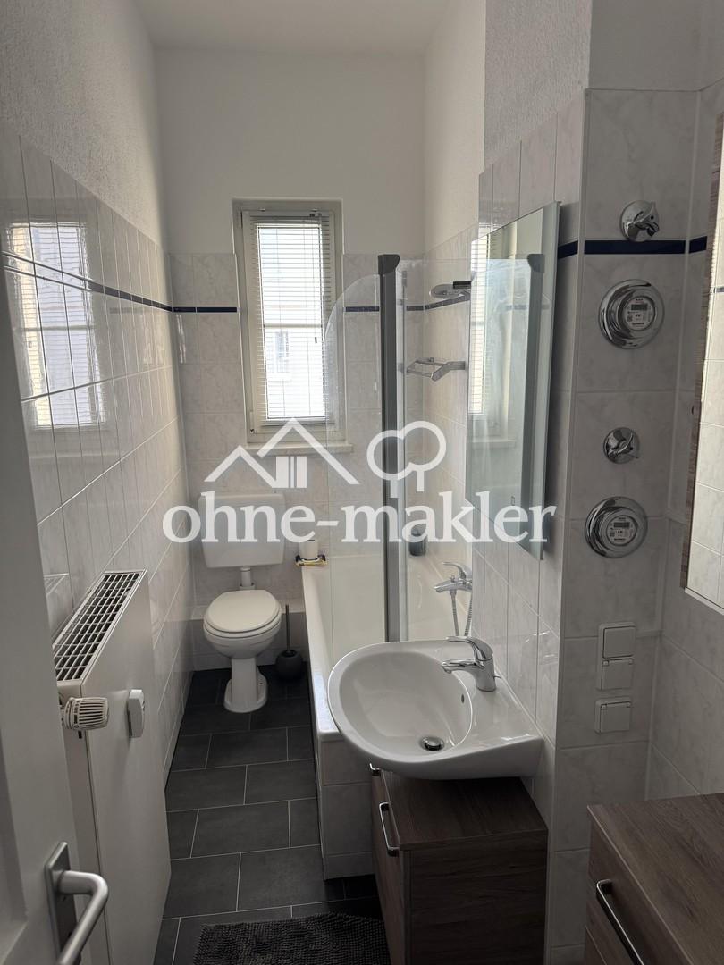 helles Badezimmer mit Fenster