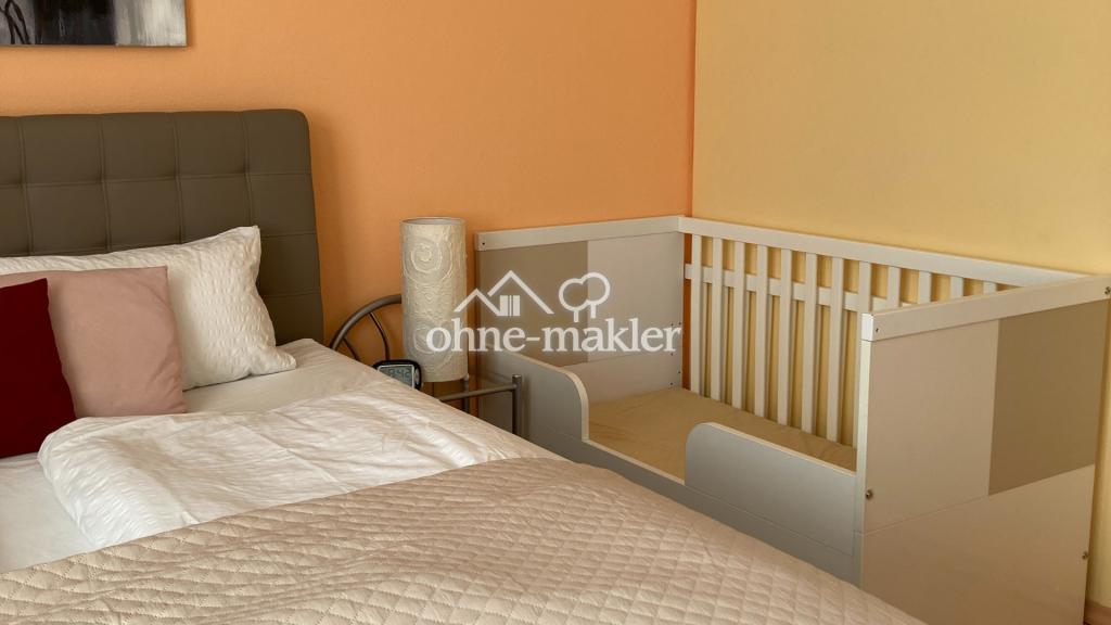 Schlafzimmer mit Beistellbett