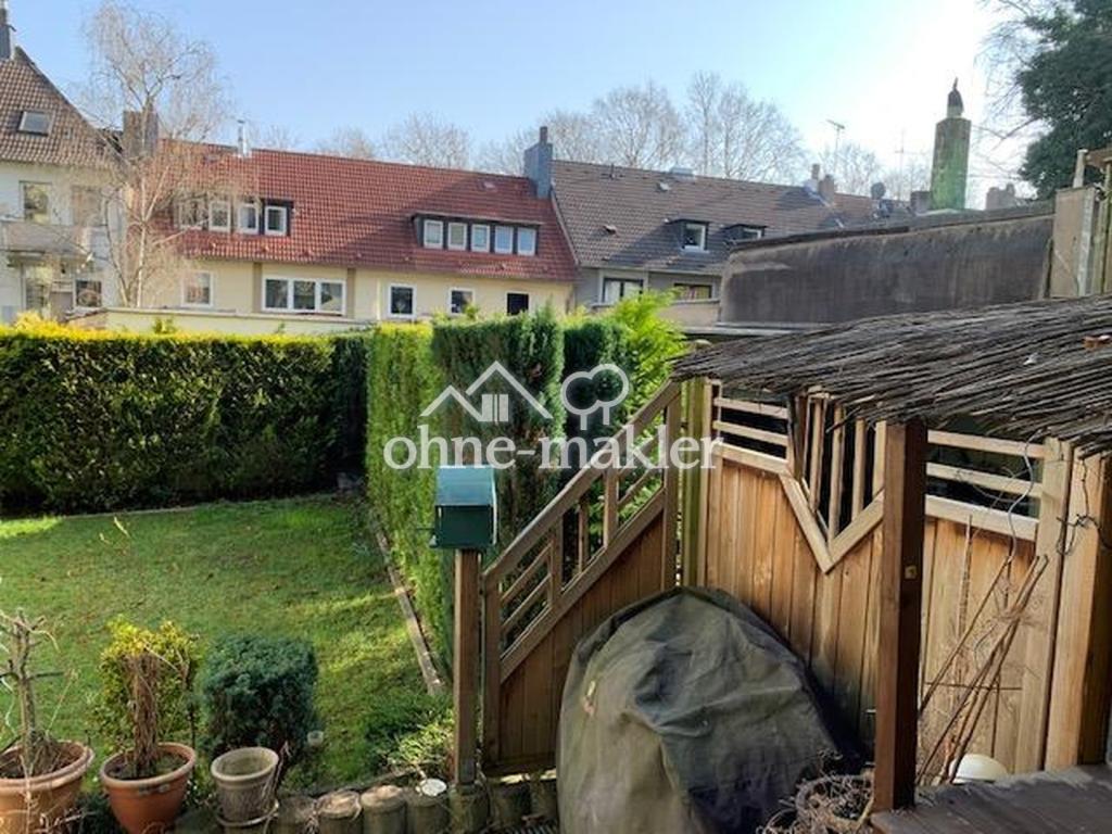 Terrasse dahinter Garten
