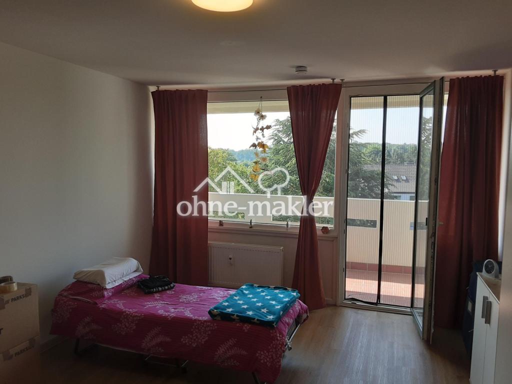 Wohnzimmer mit Balkon