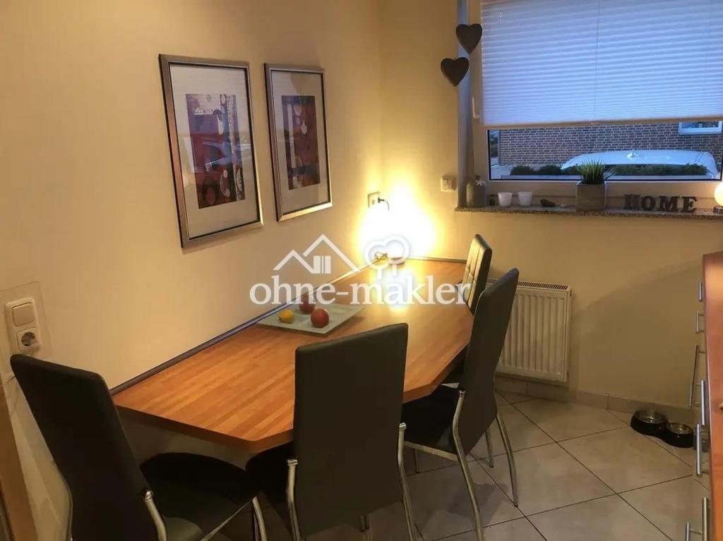 Küche mit Esstisch