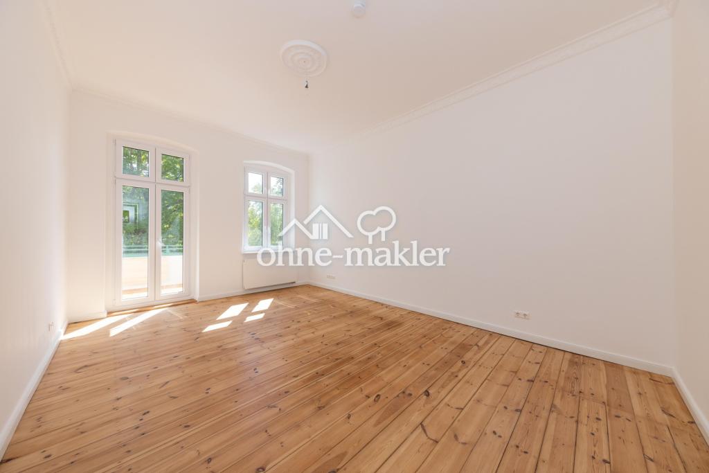 Wohnzimmer mit Balkon