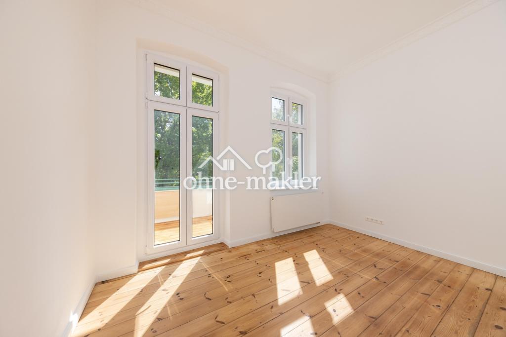 Wohnzimmer mit Balkon