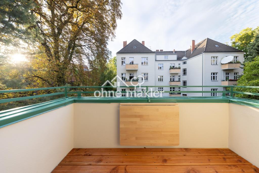 Ruhiger sonniger Balkon