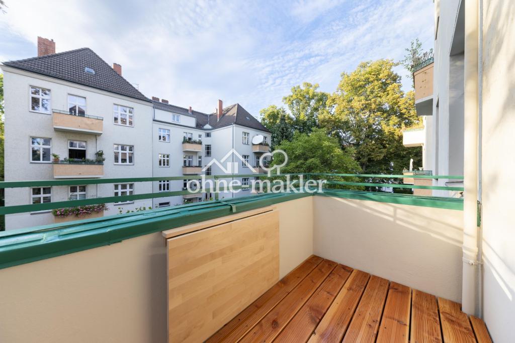 Ruhiger sonniger Balkon
