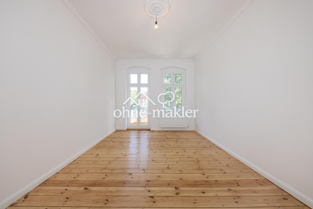 Wohnzimmer mit Balkon