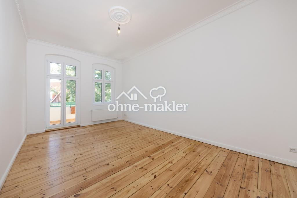 Wohnzimmer mit Balkon