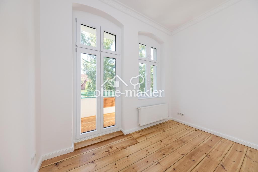 Wohnzimmer mit Balkon