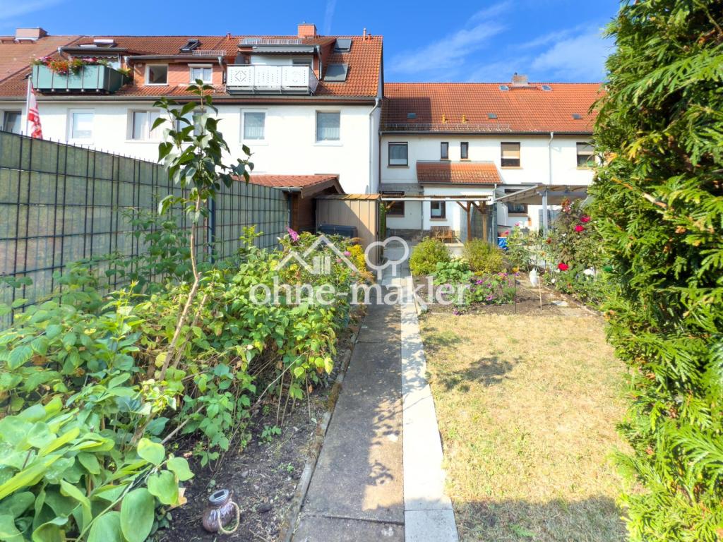 Garten mit Blick aufs Haus
