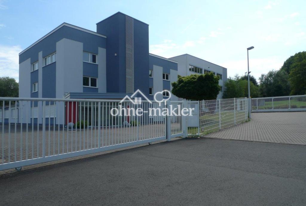 Einfriedung rundum mit 2 Toren