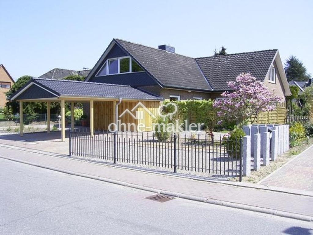 Carport und Blick zur Straße