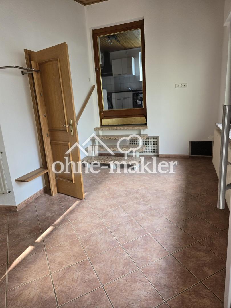 Zimmer 1 und Treppe z. Küche