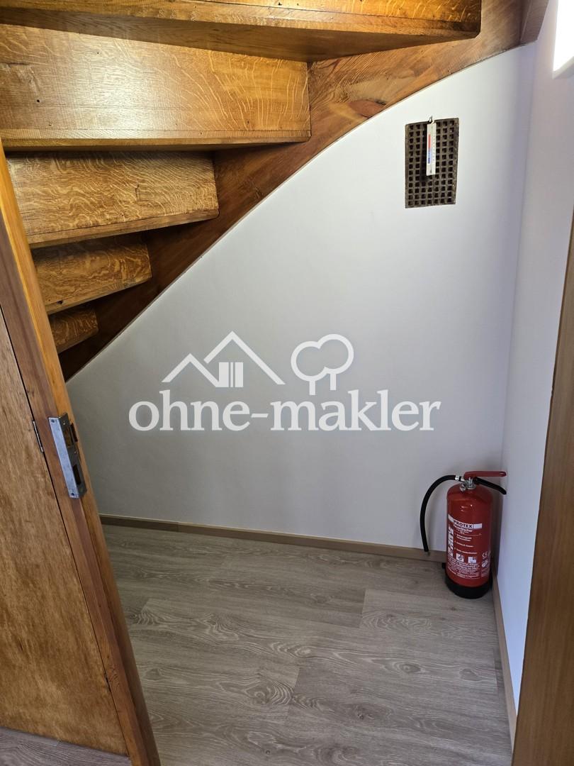 Abstellkammer unter d. Treppe