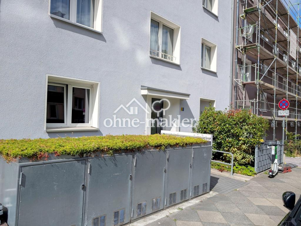Fahrradboxen vor dem Haus