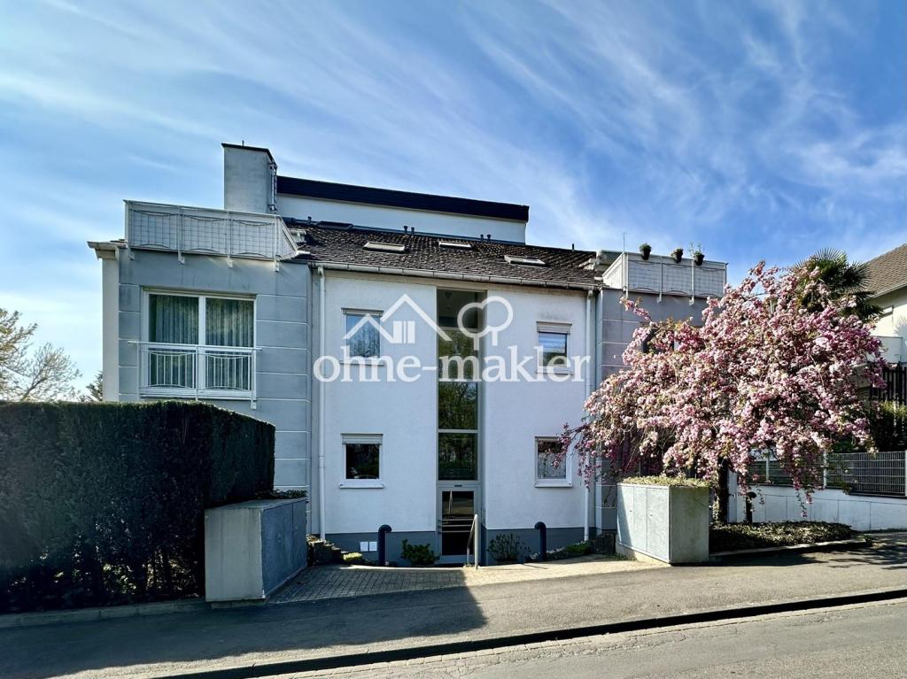 Hausfront mit Garagenrampe