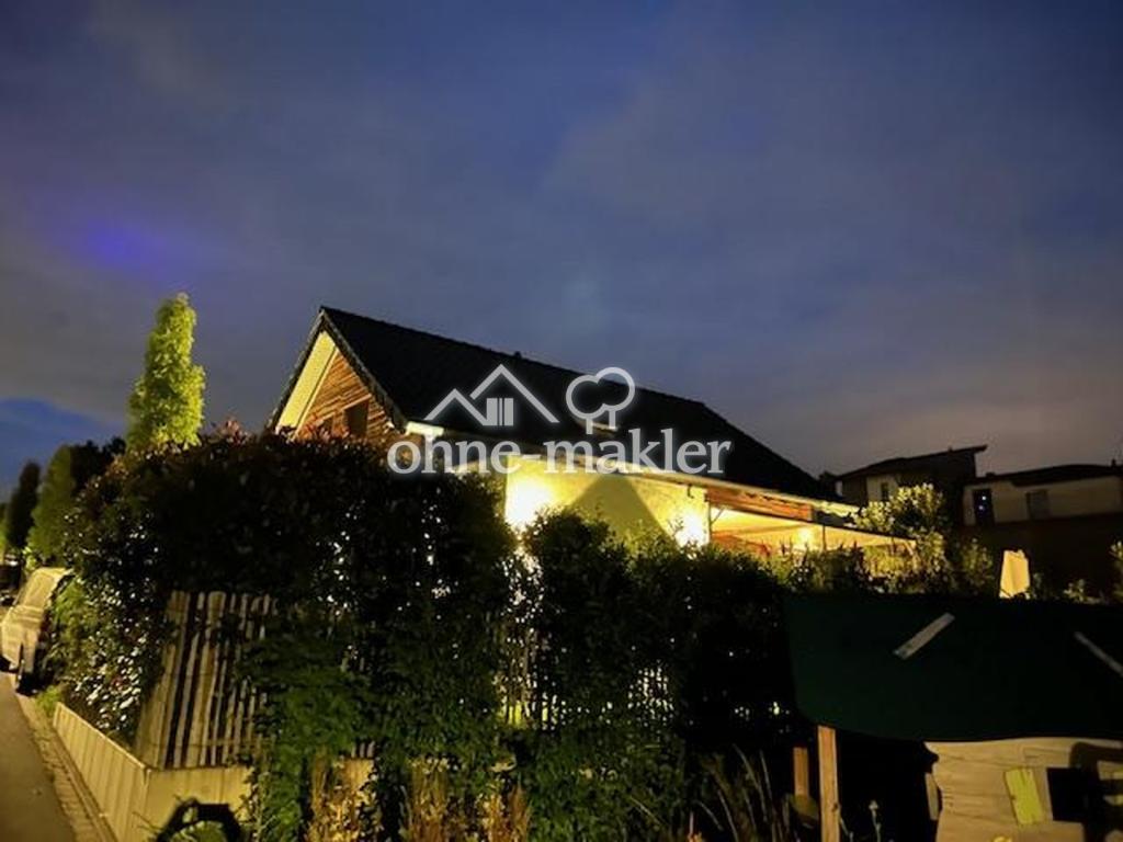 Außenansicht bei Nacht