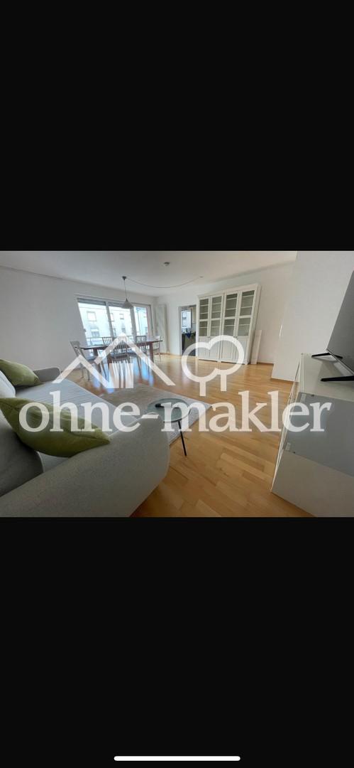 Wohnzimmer mit Balkon