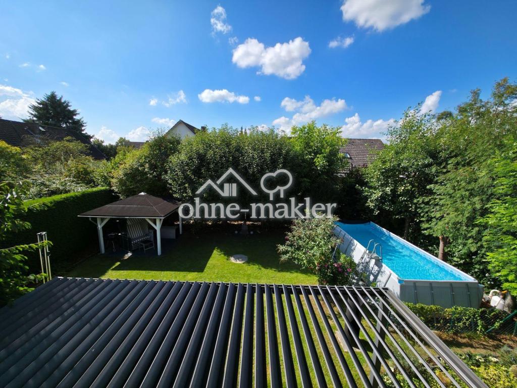 Blick vom Balkon auf den Pool