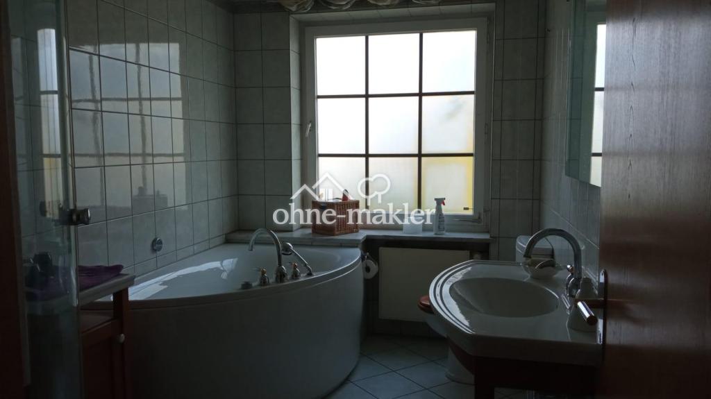 Bad. m. Wirlpool, WC u. Dusche
