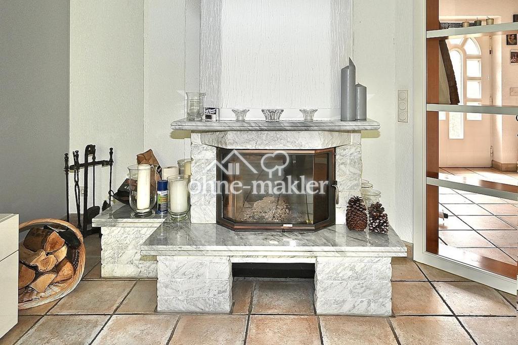 EG Wohnzimmer Marmor-Kamin