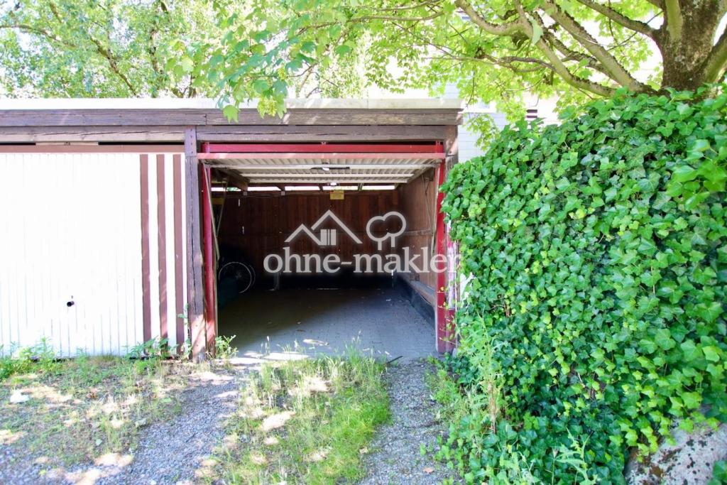 Carport mit abschließbarem Tor