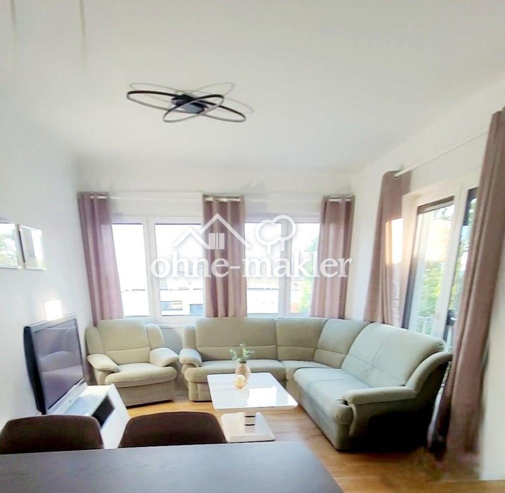 Wohnzimmer mit großem Esstisch