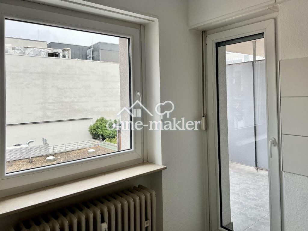 Küche mit Balkon / Loggia
