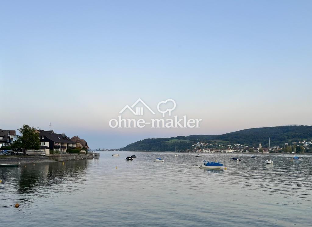 Boote am Seeufer