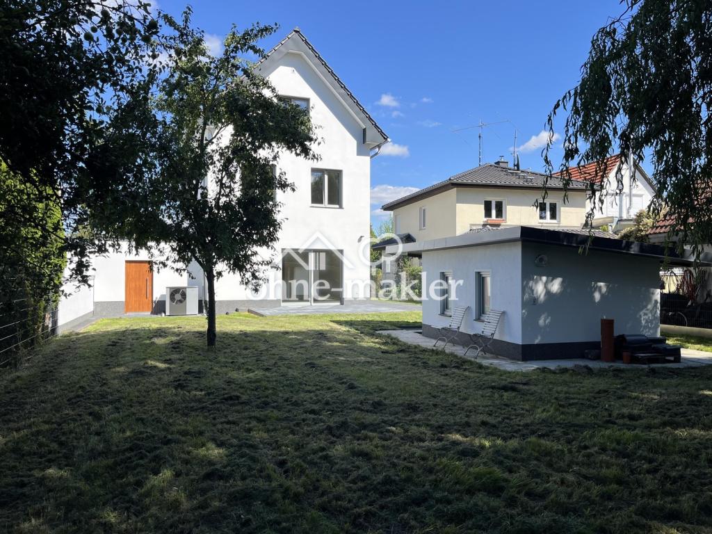 Garten mit Nebengebäude
