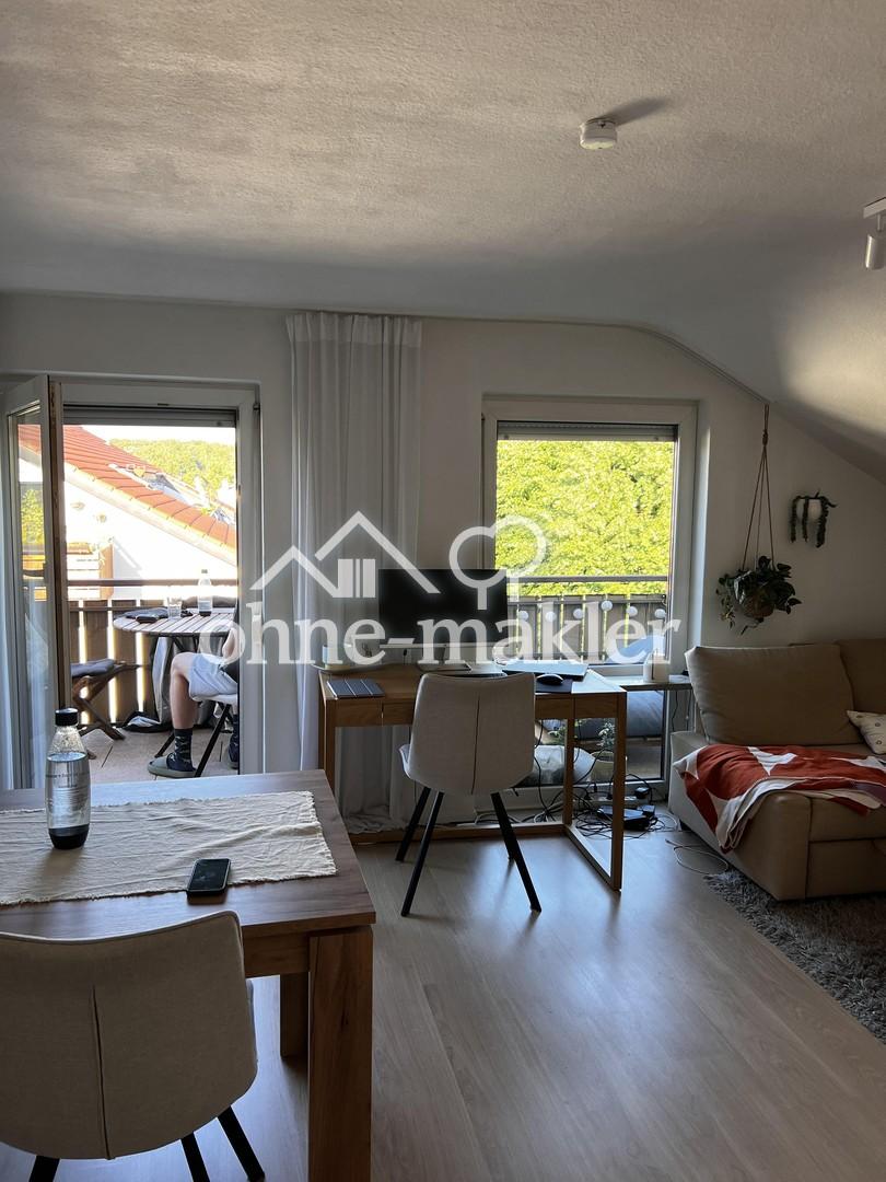 Wohnzimmer mit Balkonzugang