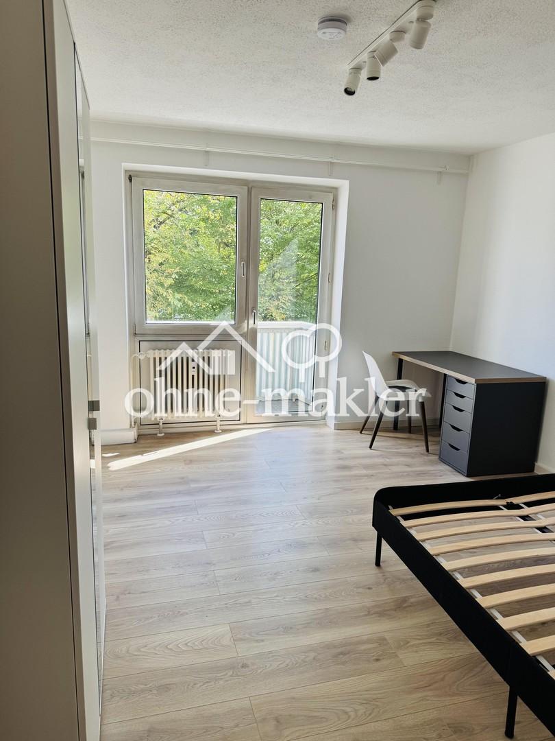 Zimmer mit Balkon
