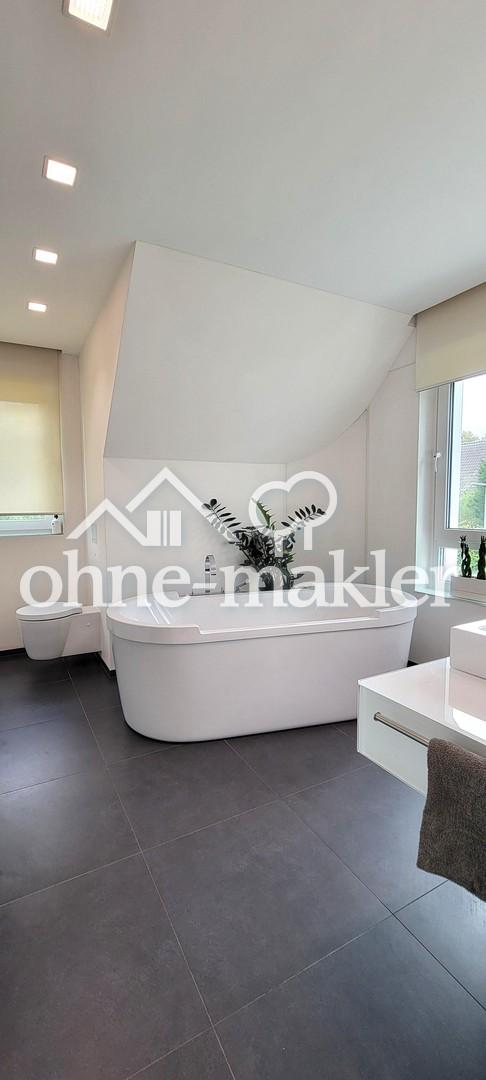 mit freistehender Badewanne