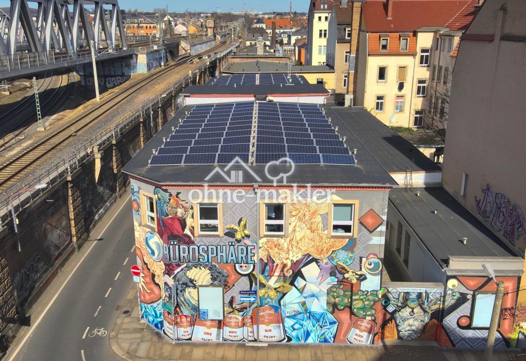 Bürosphäre mit Solaranlage