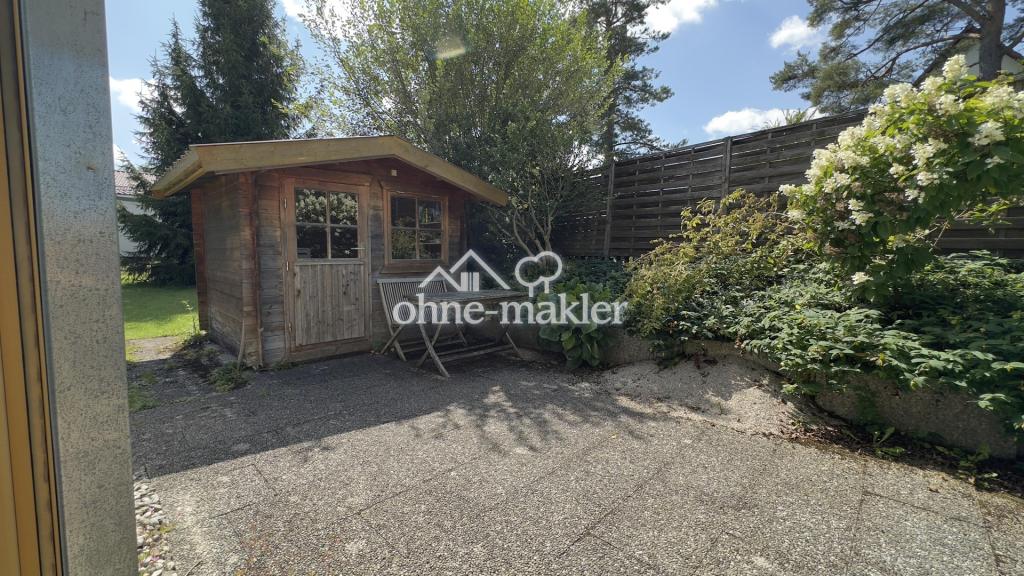 Terrasse mit Gartenhütte