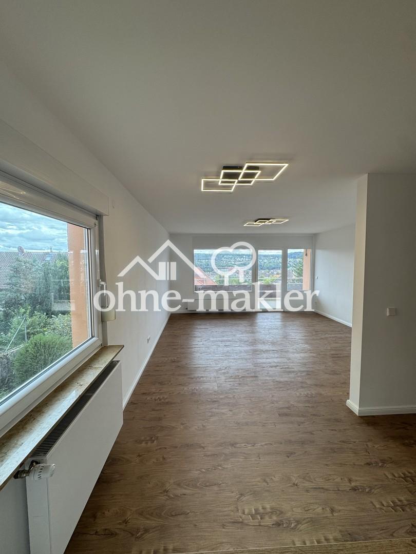 Lichtdurchflutetes Wohnzimmer