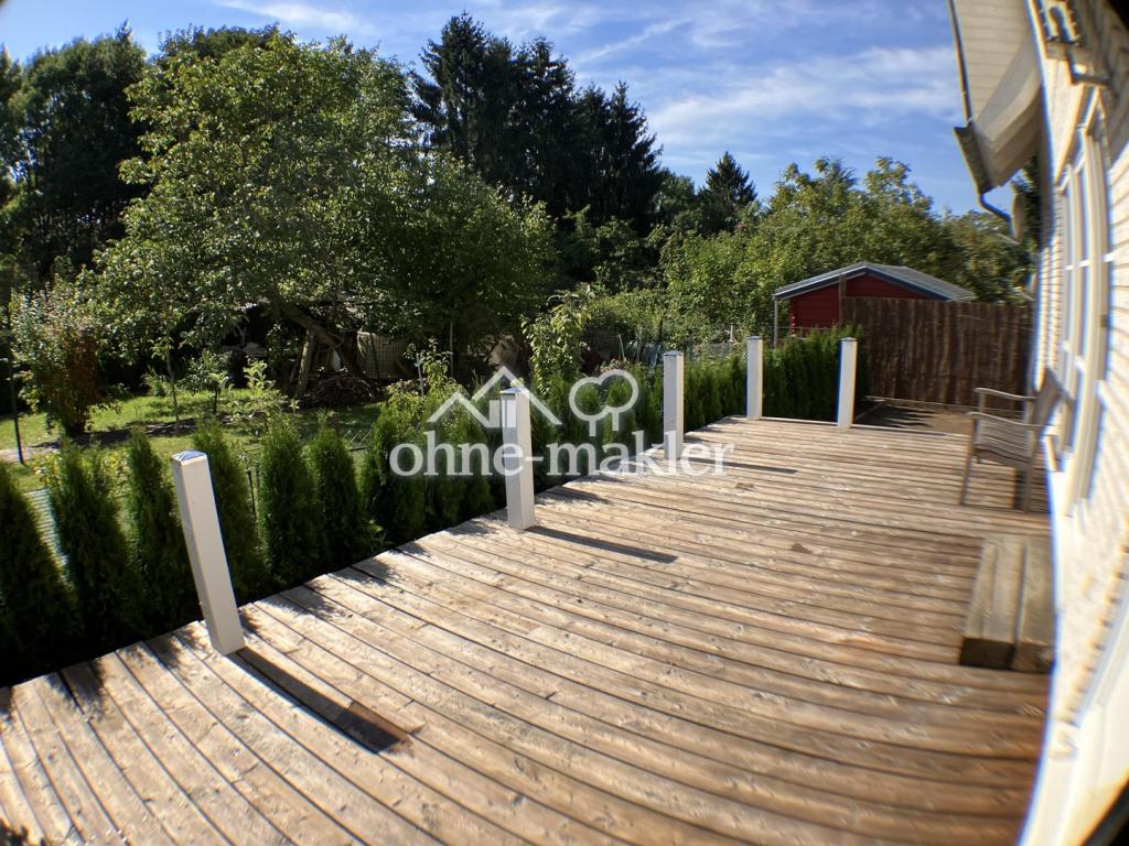 Großes Holzdeck nach Süden