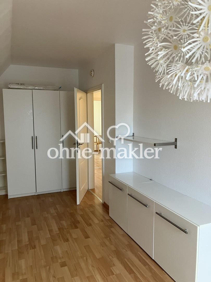 Kleiderschrank und Sideboard