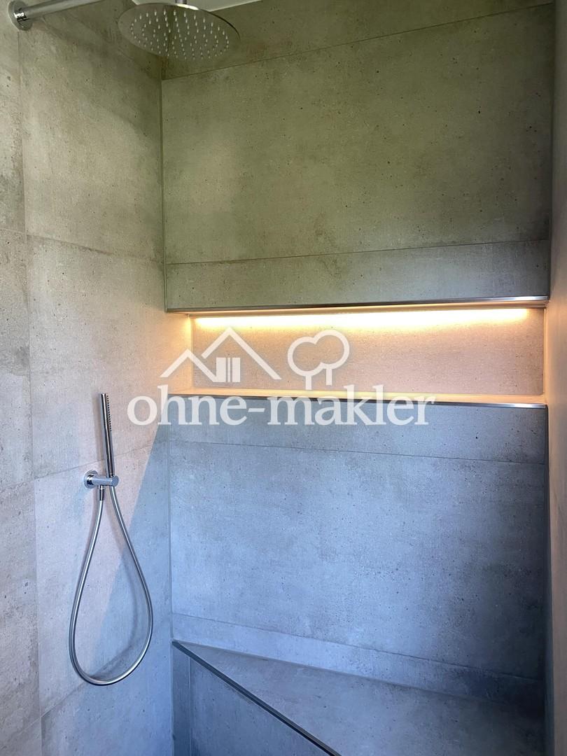 Dusche mit Sitzbank