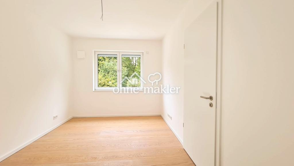 Schlafzimmer mit Zugang Bad
