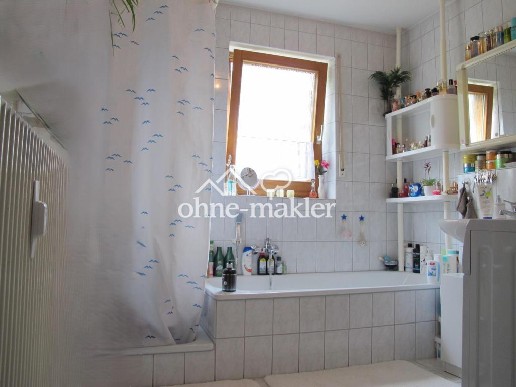 Bad mit Badewanne und Fenster