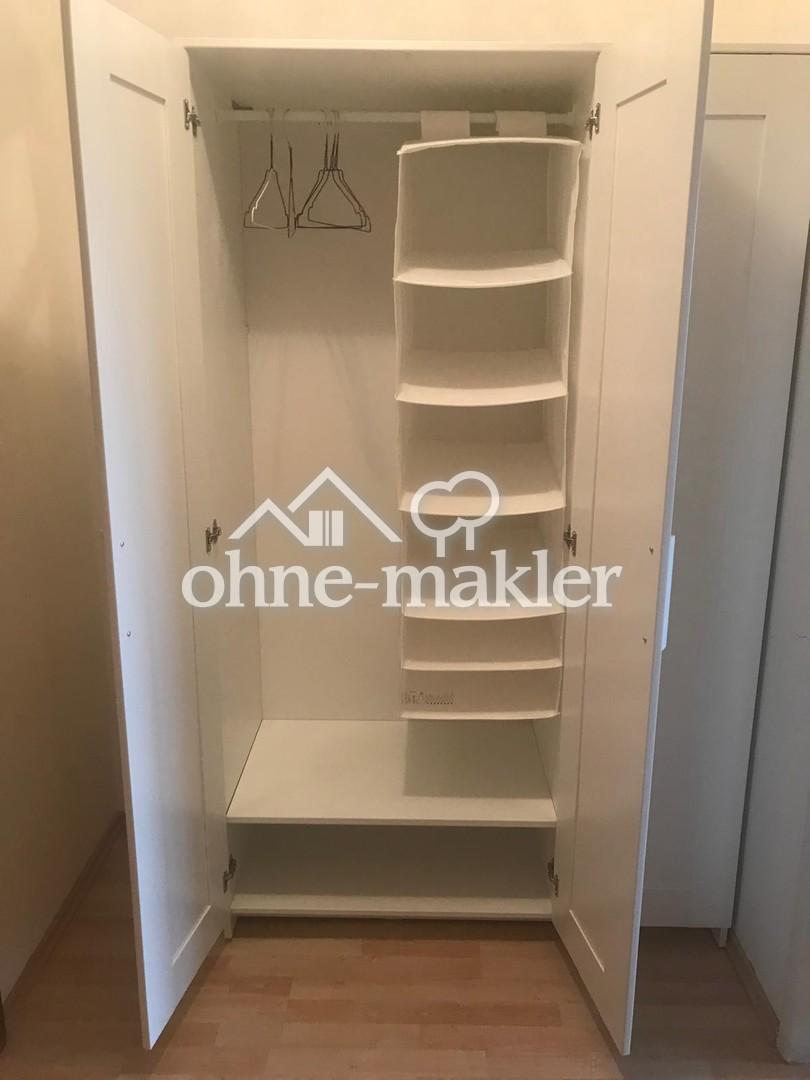 Kleiderschrank mit Fächern