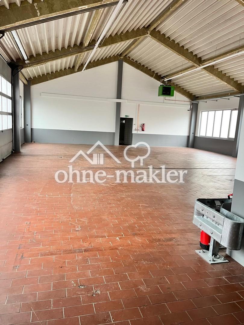 Halle vom Büro aus gesehen