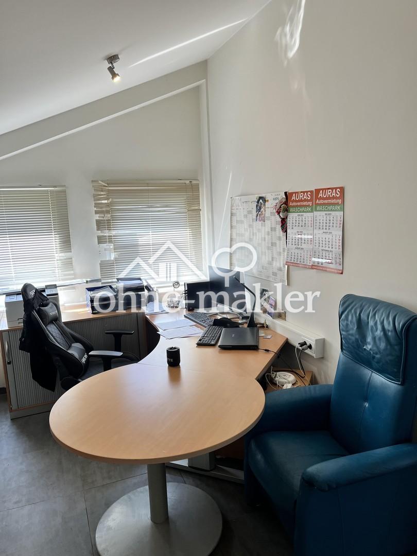 Büro rechs erster Raum