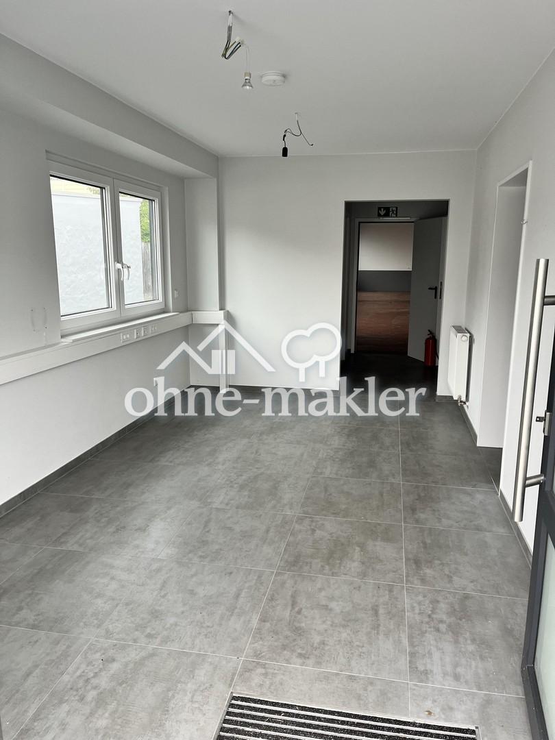Eingang Büro links