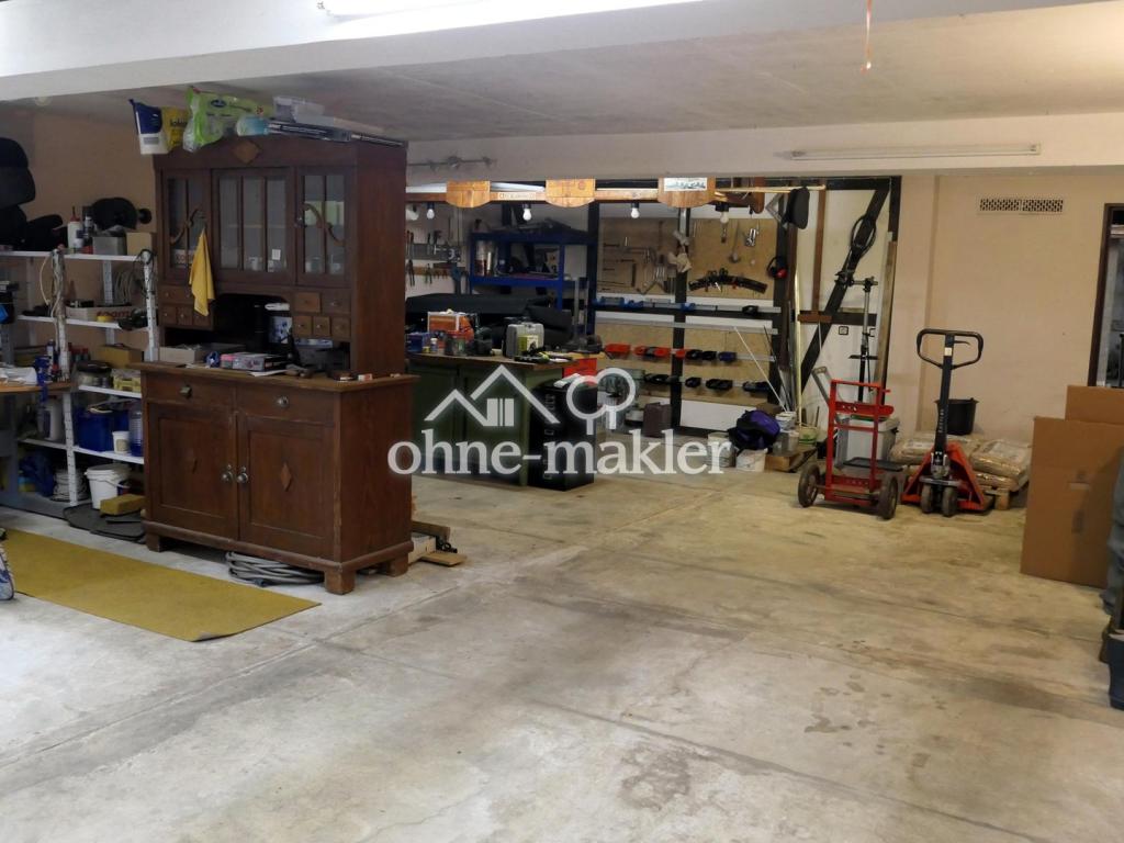 Große Garage mit Werkstatt